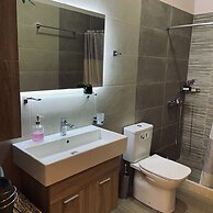 Casa Terra is Near Hillside Area Airport Beach