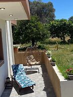 Casa Terra is Near Hillside Area Airport Beach