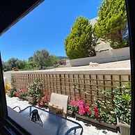 Casa Terra is Near Hillside Area Airport Beach