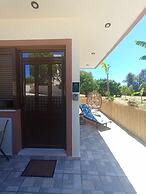 Casa Terra is Near Hillside Area Airport Beach