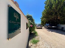 Casa Terra is Near Hillside Area Airport Beach