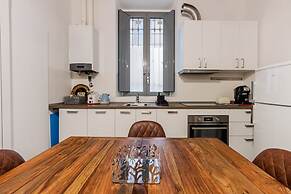 Moderno Loft nel Cortile di un Casale Storico