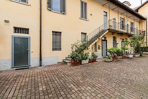 Moderno Loft nel Cortile di un Casale Storico