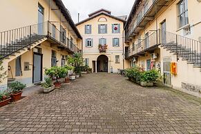 Moderno Loft nel Cortile di un Casale Storico
