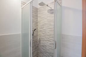 Moderno Loft nel Cortile di un Casale Storico