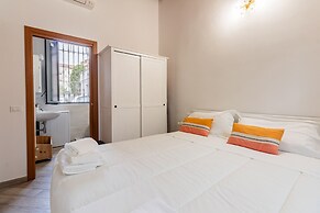 Moderno Loft nel Cortile di un Casale Storico