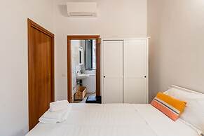 Moderno Loft nel Cortile di un Casale Storico