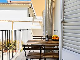 Moderno Bilocale con Terrazzo e Parcheggio