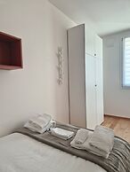 Moderno Bilocale con Terrazzo e Parcheggio