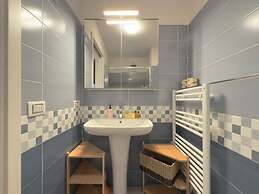 Moderno Bilocale con Terrazzo e Parcheggio
