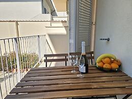 Moderno Bilocale con Terrazzo e Parcheggio