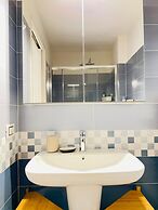 Moderno Bilocale con Terrazzo e Parcheggio