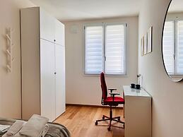 Moderno Bilocale con Terrazzo e Parcheggio