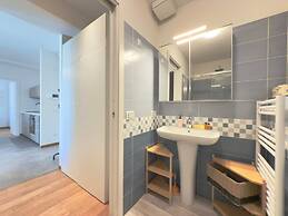 Moderno Bilocale con Terrazzo e Parcheggio