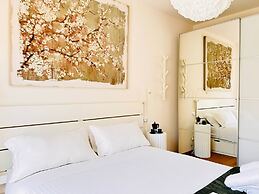 Moderno Bilocale con Terrazzo e Parcheggio