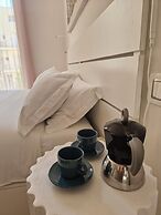 Moderno Bilocale con Terrazzo e Parcheggio