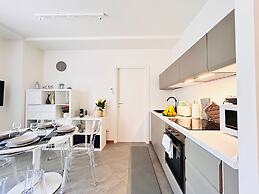 Moderno Bilocale con Terrazzo e Parcheggio