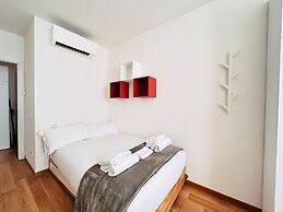 Moderno Bilocale con Terrazzo e Parcheggio