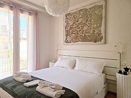 Moderno Bilocale con Terrazzo e Parcheggio