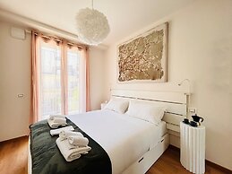 Moderno Bilocale con Terrazzo e Parcheggio