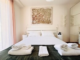 Moderno Bilocale con Terrazzo e Parcheggio