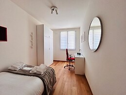 Moderno Bilocale con Terrazzo e Parcheggio