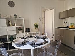 Moderno Bilocale con Terrazzo e Parcheggio