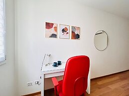 Moderno Bilocale con Terrazzo e Parcheggio