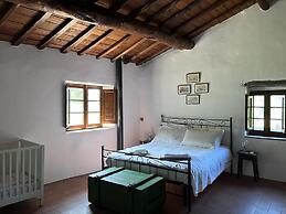 Casale Rustico con Piscina Privata e Ampio Parco