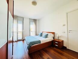 Modern and Peaceful Apartment With Balcony