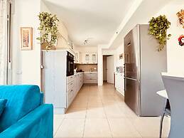 Modern and Peaceful Apartment With Balcony