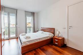 Modern and Peaceful Apartment With Balcony