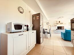 Modern and Peaceful Apartment With Balcony