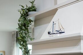 Modern and Peaceful Apartment With Balcony