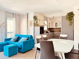 Modern and Peaceful Apartment With Balcony