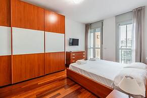 Modern and Peaceful Apartment With Balcony