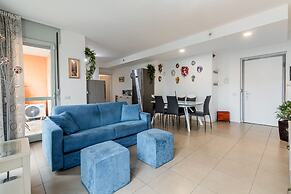 Modern and Peaceful Apartment With Balcony