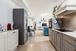 Modern and Peaceful Apartment With Balcony