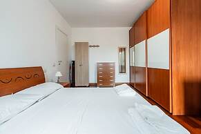 Modern and Peaceful Apartment With Balcony