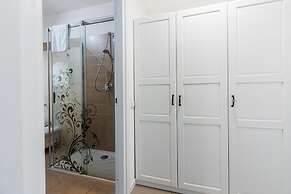 Modern and Peaceful Apartment With Balcony