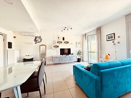 Modern and Peaceful Apartment With Balcony