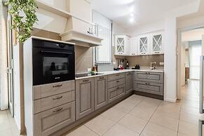 Modern and Peaceful Apartment With Balcony