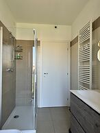 Modern and Peaceful Apartment With Balcony