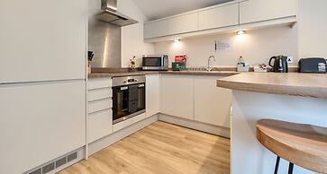 London Street Apt By REDWOOD STAYS
