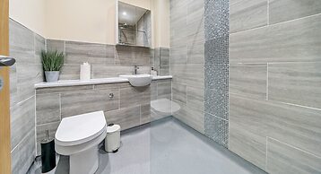 London Street Apt By REDWOOD STAYS