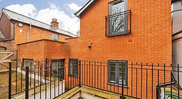 London Street Apt By REDWOOD STAYS