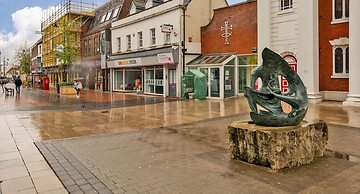 London Street Apt By REDWOOD STAYS