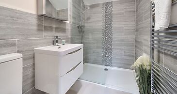 London Street Apt By REDWOOD STAYS