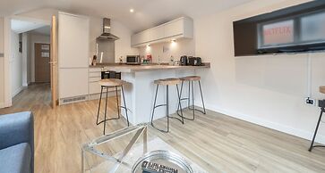 London Street Apt By REDWOOD STAYS