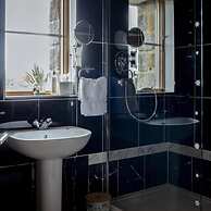 Triskele Detached Characteristic Home Sleeps 10